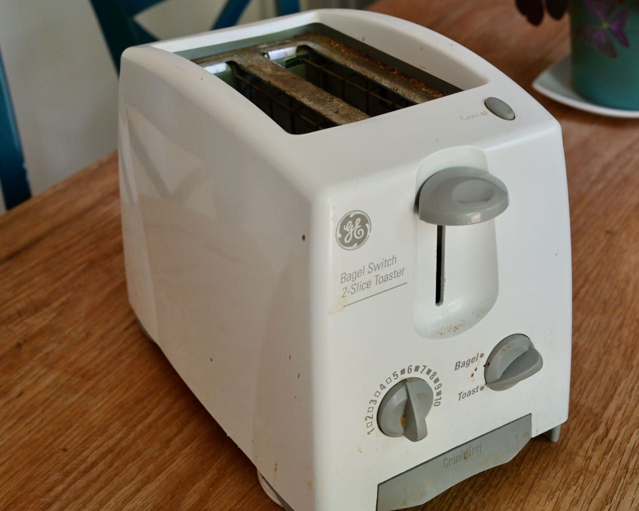 A dirty white GE toaster